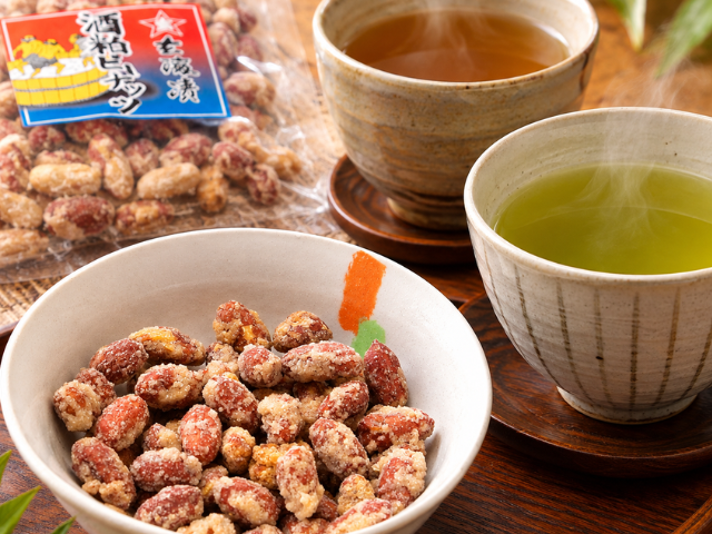 酒粕ピーナッツとお茶のイメージ